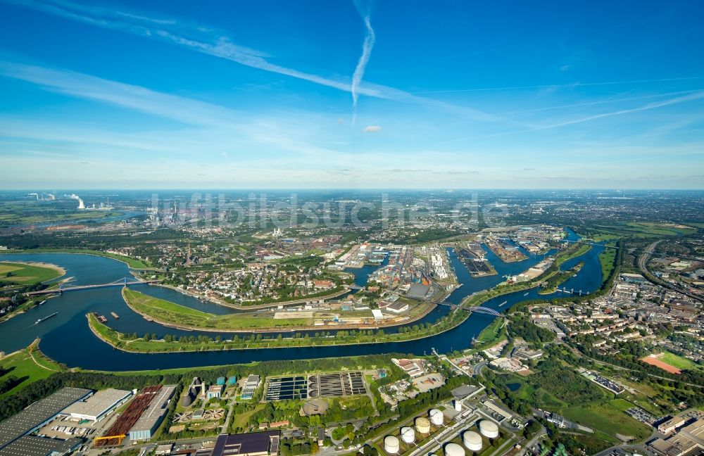 Duisburg von oben - Kaianlagen und Schiffs- Anlegestellen mit Verlade- Terminals am Binnenhafen in Duisburg im Bundesland Nordrhein-Westfalen