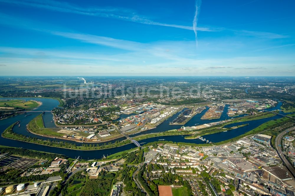 Duisburg aus der Vogelperspektive: Kaianlagen und Schiffs- Anlegestellen mit Verlade- Terminals am Binnenhafen in Duisburg im Bundesland Nordrhein-Westfalen