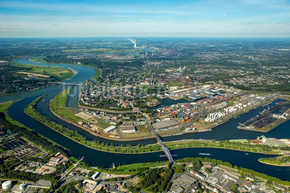 Luftaufnahme Duisburg - Kaianlagen und Schiffs- Anlegestellen mit Verlade- Terminals am Binnenhafen in Duisburg im Bundesland Nordrhein-Westfalen