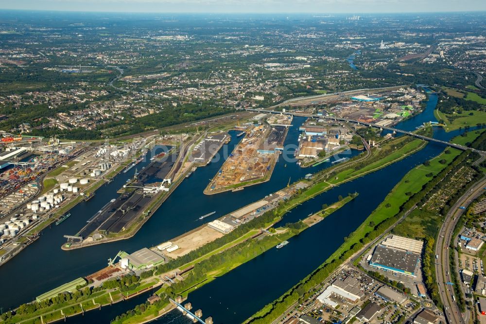 Duisburg von oben - Kaianlagen und Schiffs- Anlegestellen mit Verlade- Terminals am Binnenhafen in Duisburg im Bundesland Nordrhein-Westfalen