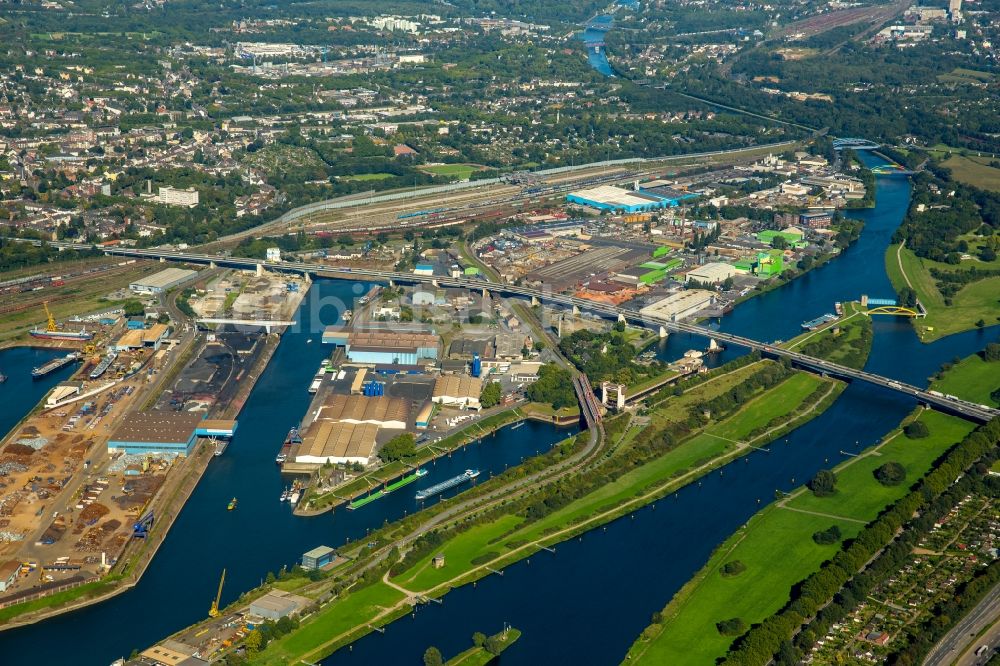 Duisburg aus der Vogelperspektive: Kaianlagen und Schiffs- Anlegestellen mit Verlade- Terminals am Binnenhafen in Duisburg im Bundesland Nordrhein-Westfalen