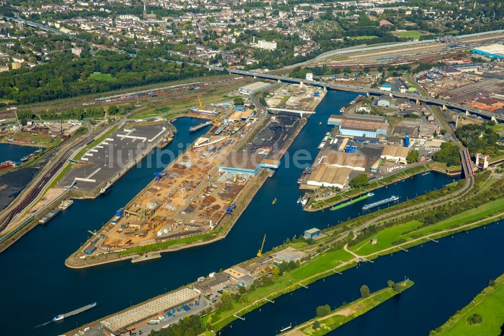 Luftbild Duisburg - Kaianlagen und Schiffs- Anlegestellen mit Verlade- Terminals am Binnenhafen in Duisburg im Bundesland Nordrhein-Westfalen