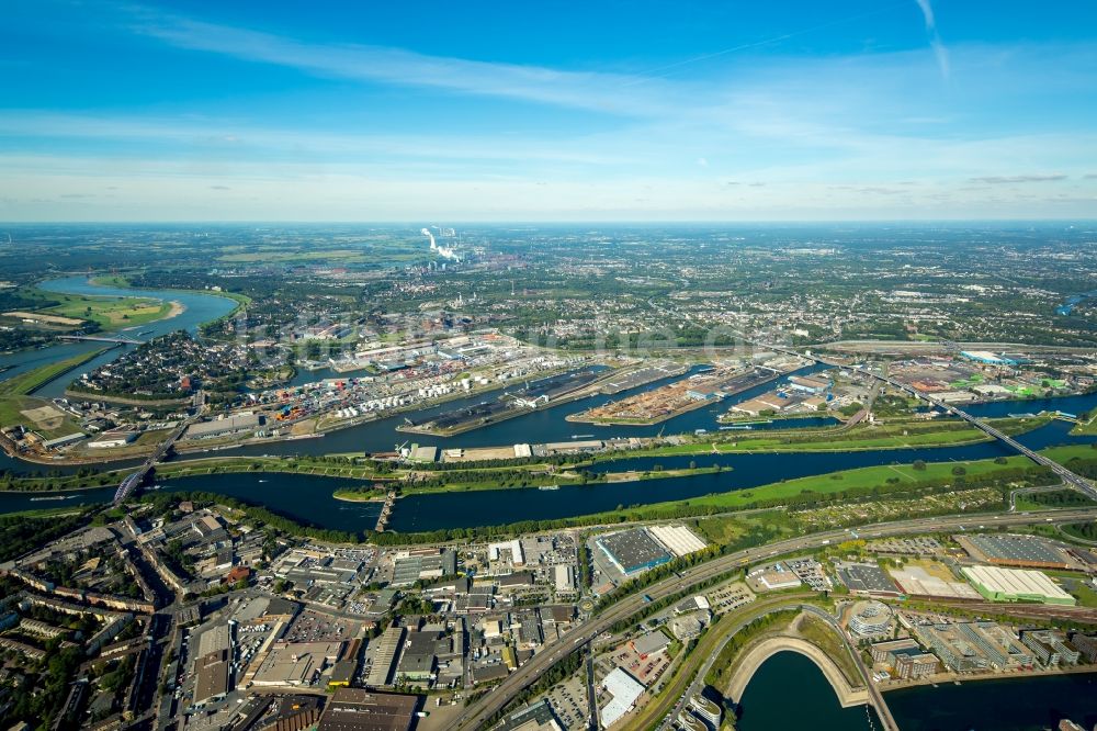 Luftaufnahme Duisburg - Kaianlagen und Schiffs- Anlegestellen mit Verlade- Terminals am Binnenhafen in Duisburg im Bundesland Nordrhein-Westfalen