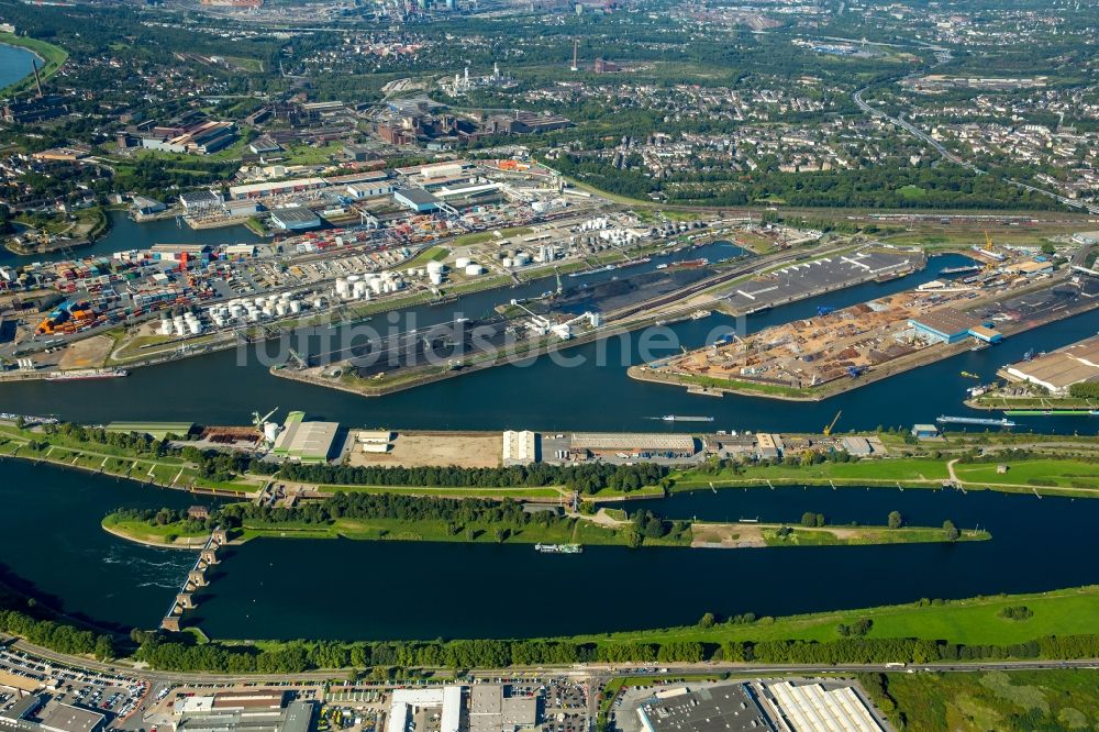 Duisburg von oben - Kaianlagen und Schiffs- Anlegestellen mit Verlade- Terminals am Binnenhafen in Duisburg im Bundesland Nordrhein-Westfalen