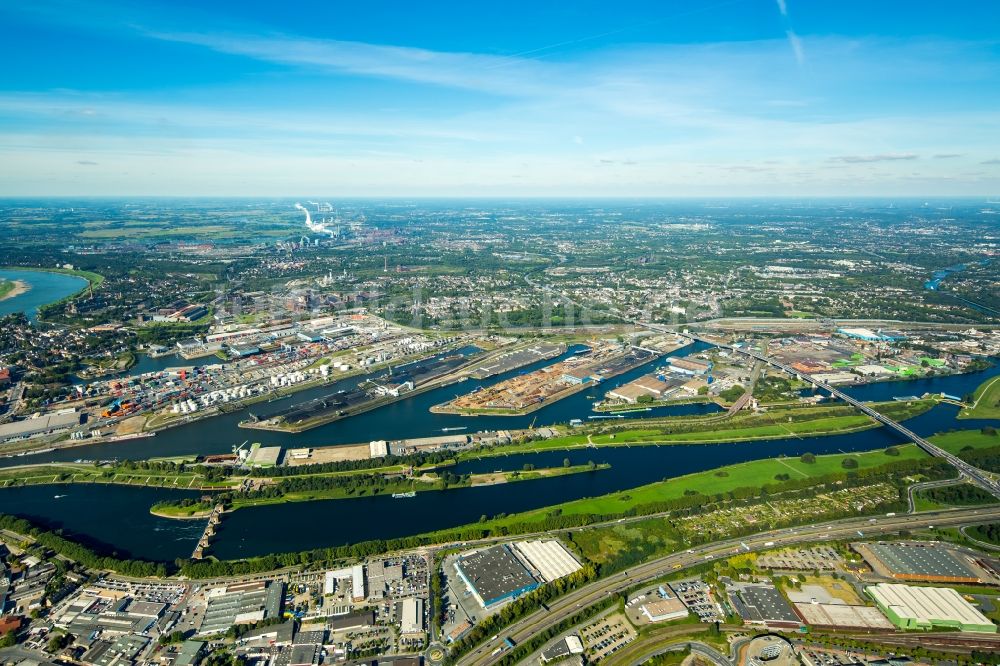 Luftbild Duisburg - Kaianlagen und Schiffs- Anlegestellen mit Verlade- Terminals am Binnenhafen in Duisburg im Bundesland Nordrhein-Westfalen