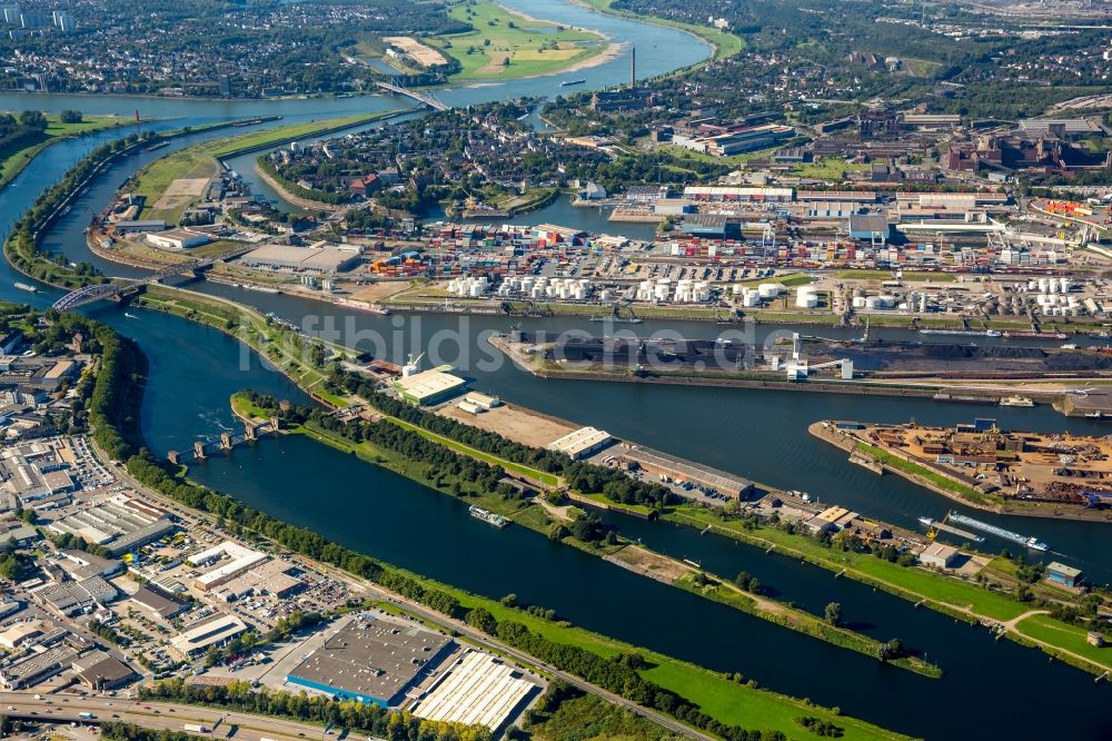 Duisburg von oben - Kaianlagen und Schiffs- Anlegestellen mit Verlade- Terminals am Binnenhafen in Duisburg im Bundesland Nordrhein-Westfalen