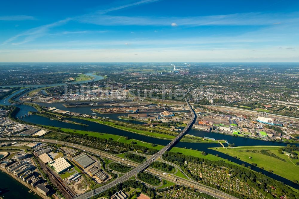 Duisburg aus der Vogelperspektive: Kaianlagen und Schiffs- Anlegestellen mit Verlade- Terminals am Binnenhafen in Duisburg im Bundesland Nordrhein-Westfalen