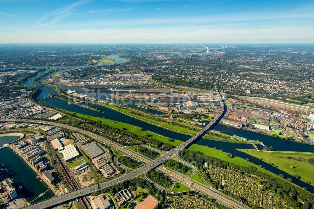 Luftbild Duisburg - Kaianlagen und Schiffs- Anlegestellen mit Verlade- Terminals am Binnenhafen in Duisburg im Bundesland Nordrhein-Westfalen