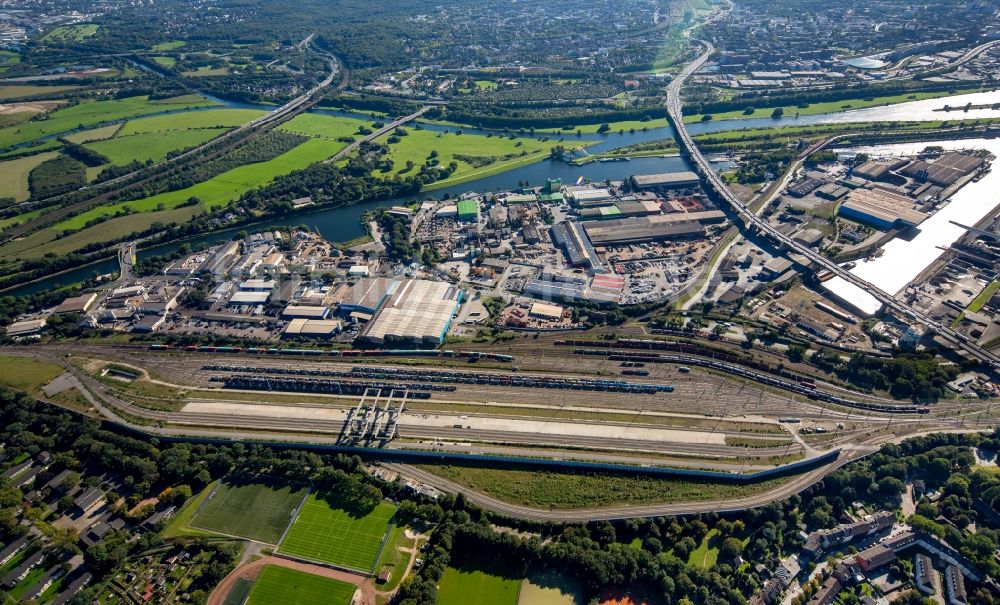 Duisburg von oben - Kaianlagen und Schiffs- Anlegestellen mit Verlade- Terminals am Binnenhafen in Duisburg im Bundesland Nordrhein-Westfalen