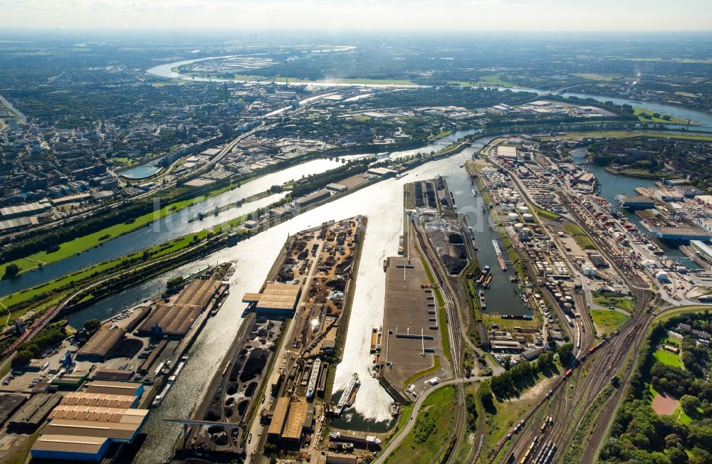 Duisburg aus der Vogelperspektive: Kaianlagen und Schiffs- Anlegestellen mit Verlade- Terminals am Binnenhafen in Duisburg im Bundesland Nordrhein-Westfalen