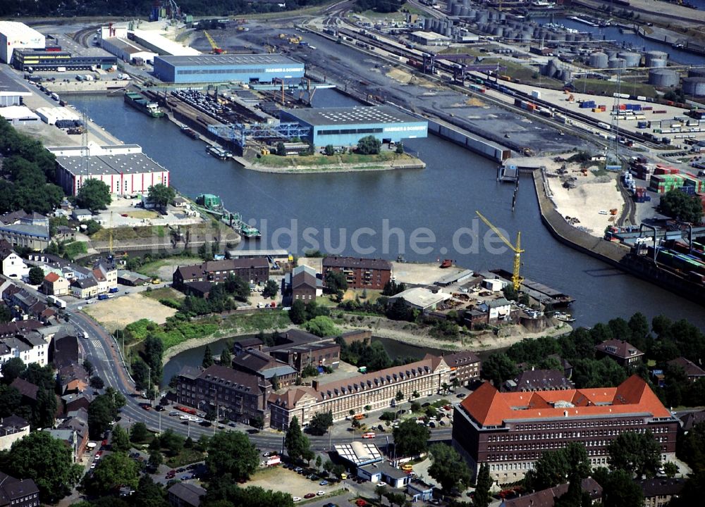 Duisburg aus der Vogelperspektive: Kaianlagen und Schiffs- Anlegestellen mit Verlade- Terminals am Binnenhafen in Duisburg im Bundesland Nordrhein-Westfalen