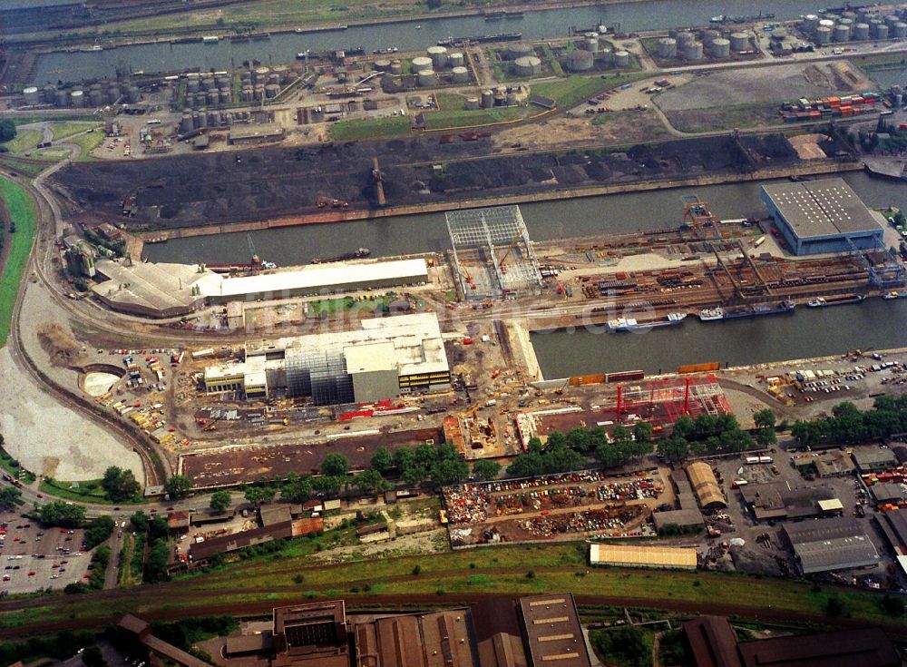 Luftbild Duisburg - Kaianlagen und Schiffs- Anlegestellen mit Verlade- Terminals am Binnenhafen in Duisburg im Bundesland Nordrhein-Westfalen