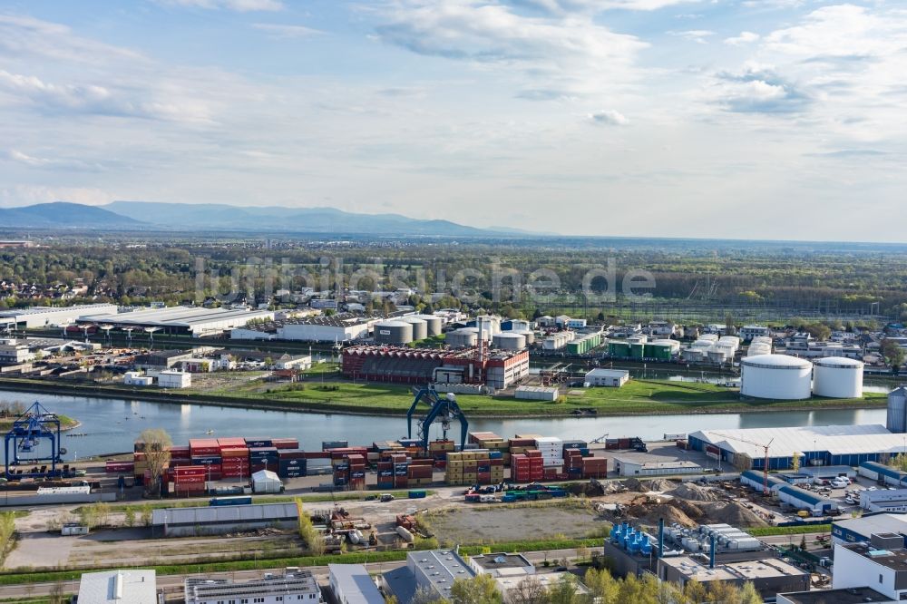 Luftaufnahme Karlsruhe - Kaianlagen und Schiffs- Anlegestellen mit Verlade- Terminals am Binnenhafen in Karlsruhe im Bundesland Baden-Württemberg