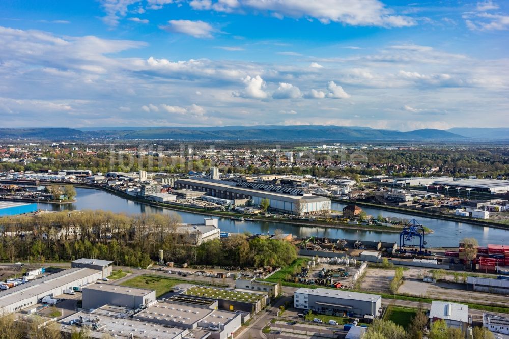 Karlsruhe von oben - Kaianlagen und Schiffs- Anlegestellen mit Verlade- Terminals am Binnenhafen in Karlsruhe im Bundesland Baden-Württemberg