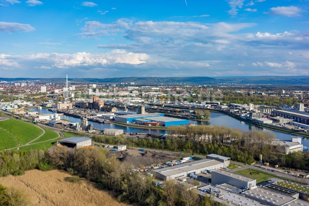 Karlsruhe aus der Vogelperspektive: Kaianlagen und Schiffs- Anlegestellen mit Verlade- Terminals am Binnenhafen in Karlsruhe im Bundesland Baden-Württemberg