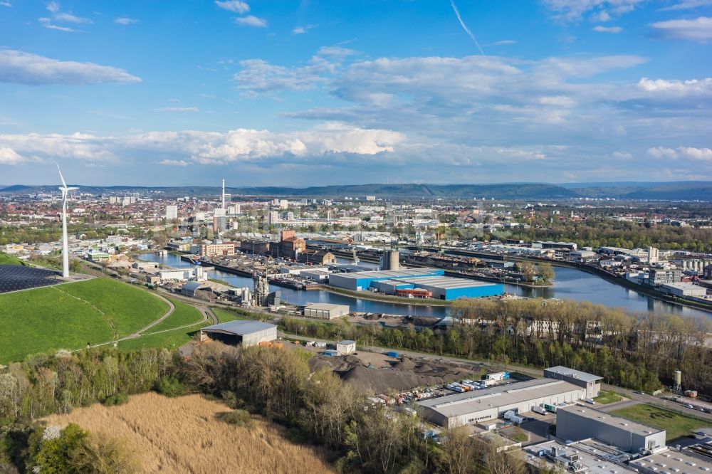 Luftbild Karlsruhe - Kaianlagen und Schiffs- Anlegestellen mit Verlade- Terminals am Binnenhafen in Karlsruhe im Bundesland Baden-Württemberg