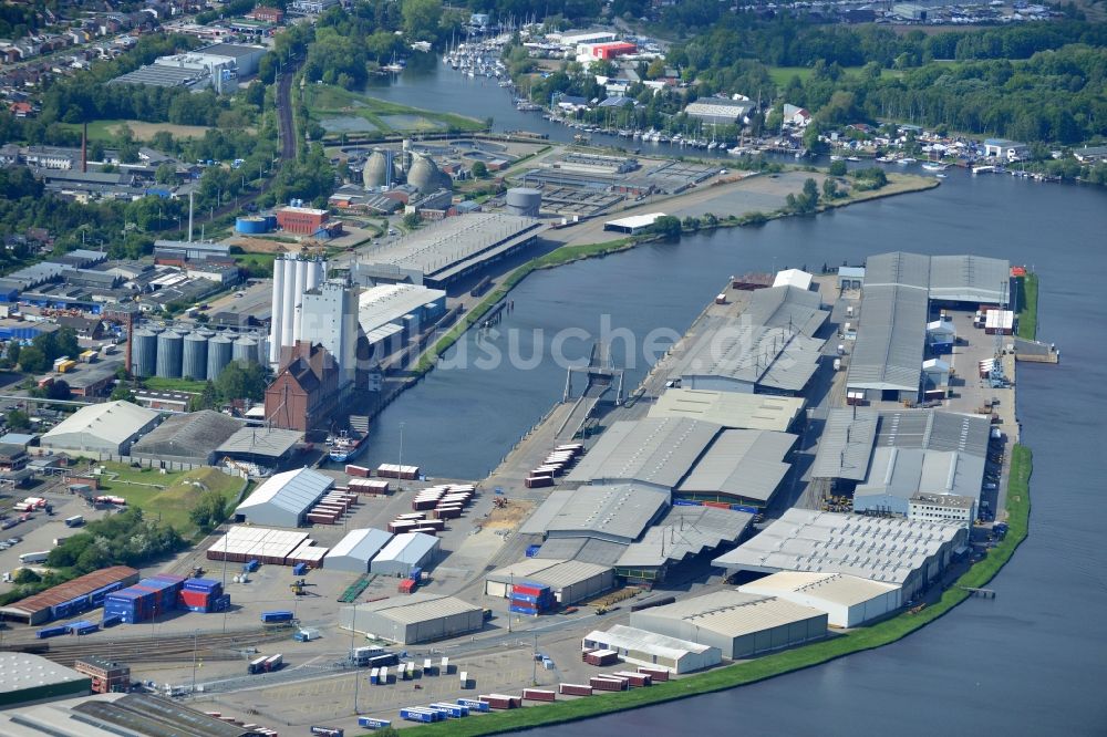 Lübeck aus der Vogelperspektive: Kaianlagen und Schiffs- Anlegestellen mit Verlade- Terminals am Binnenhafen in Lübeck im Bundesland Schleswig-Holstein