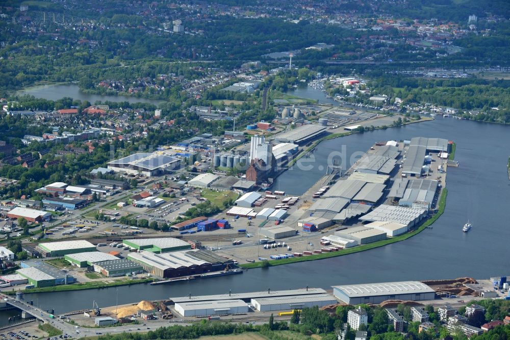 Luftbild Lübeck - Kaianlagen und Schiffs- Anlegestellen mit Verlade- Terminals am Binnenhafen in Lübeck im Bundesland Schleswig-Holstein