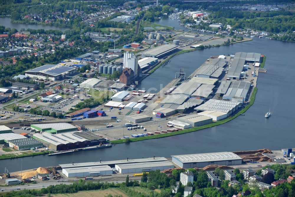 Luftaufnahme Lübeck - Kaianlagen und Schiffs- Anlegestellen mit Verlade- Terminals am Binnenhafen in Lübeck im Bundesland Schleswig-Holstein