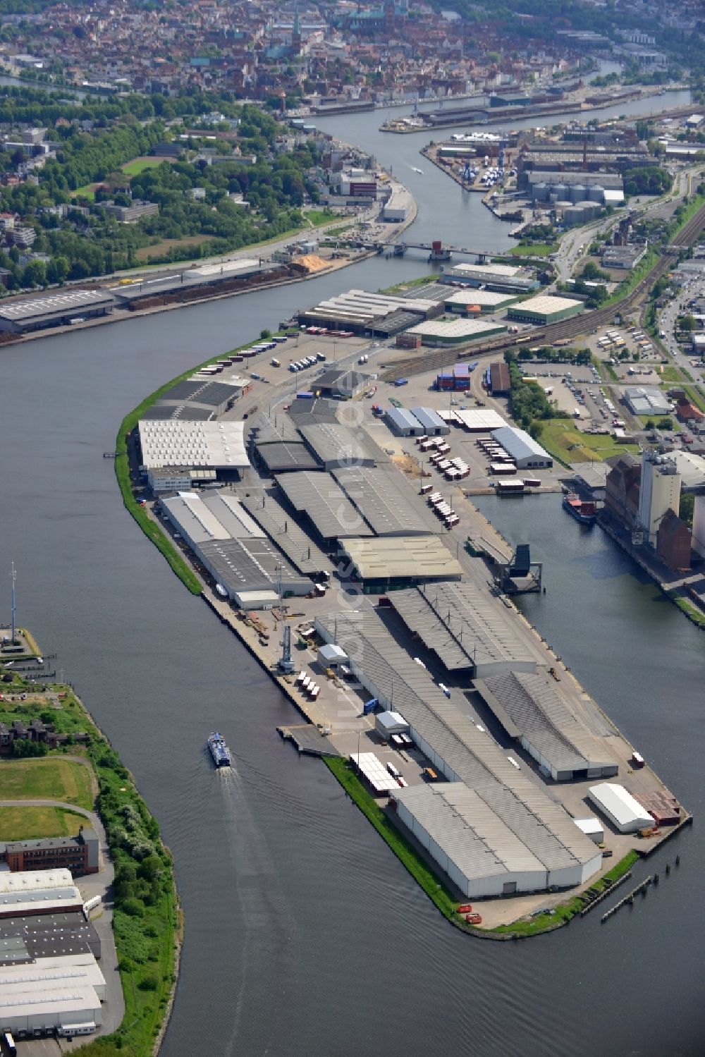 Lübeck von oben - Kaianlagen und Schiffs- Anlegestellen mit Verlade- Terminals am Binnenhafen in Lübeck im Bundesland Schleswig-Holstein