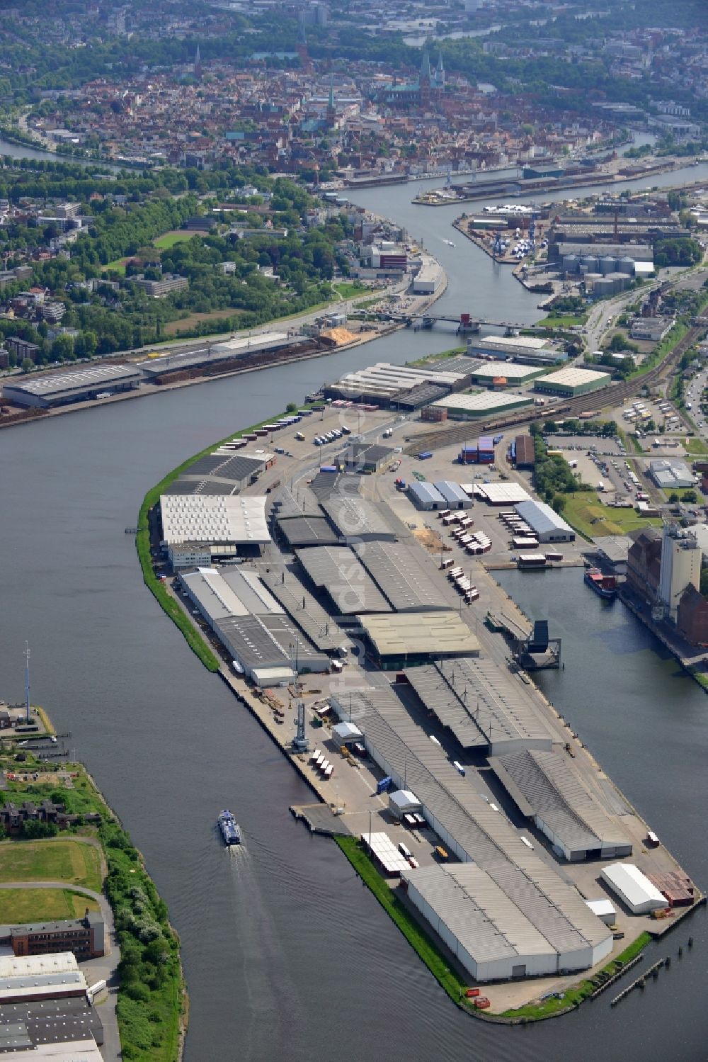 Lübeck aus der Vogelperspektive: Kaianlagen und Schiffs- Anlegestellen mit Verlade- Terminals am Binnenhafen in Lübeck im Bundesland Schleswig-Holstein