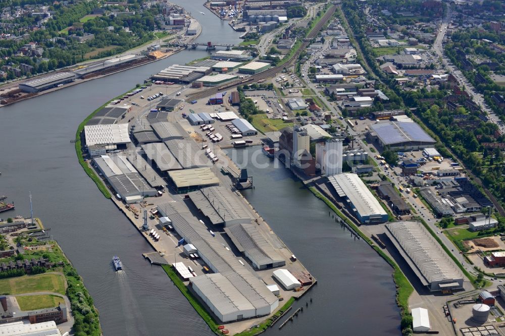 Luftbild Lübeck - Kaianlagen und Schiffs- Anlegestellen mit Verlade- Terminals am Binnenhafen in Lübeck im Bundesland Schleswig-Holstein