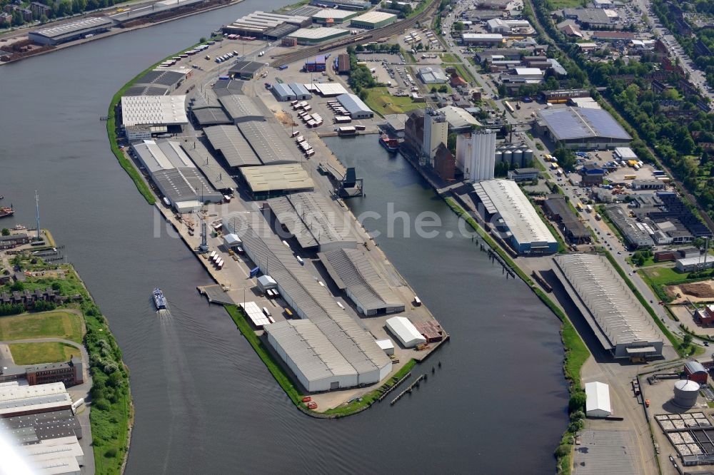 Luftaufnahme Lübeck - Kaianlagen und Schiffs- Anlegestellen mit Verlade- Terminals am Binnenhafen in Lübeck im Bundesland Schleswig-Holstein