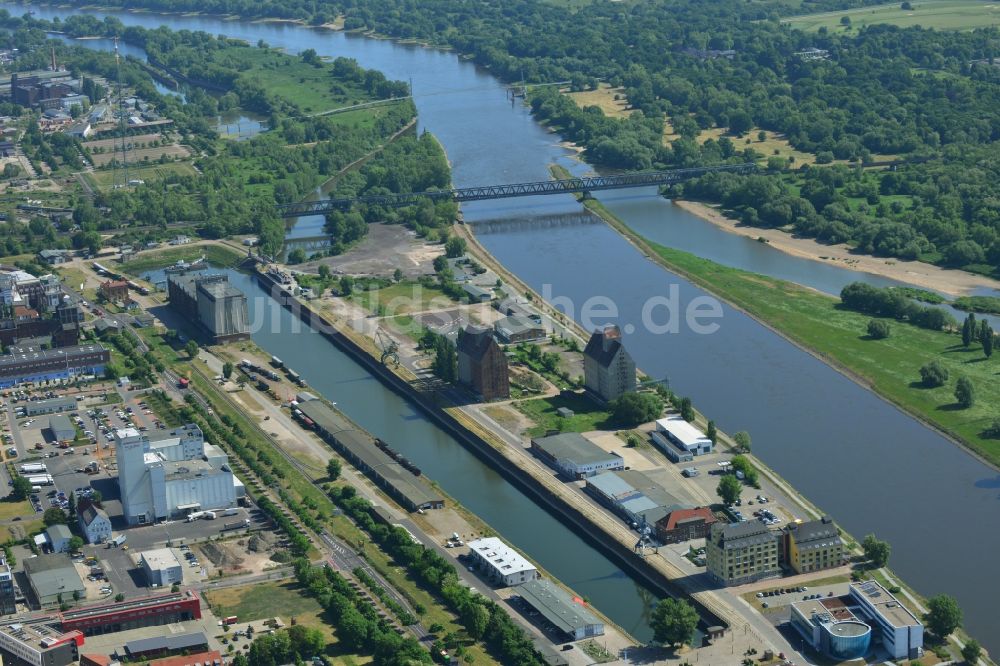 Magdeburg von oben - Kaianlagen und Schiffs- Anlegestellen mit Verlade- Terminals am Binnenhafen in Magdeburg im Bundesland Sachsen-Anhalt