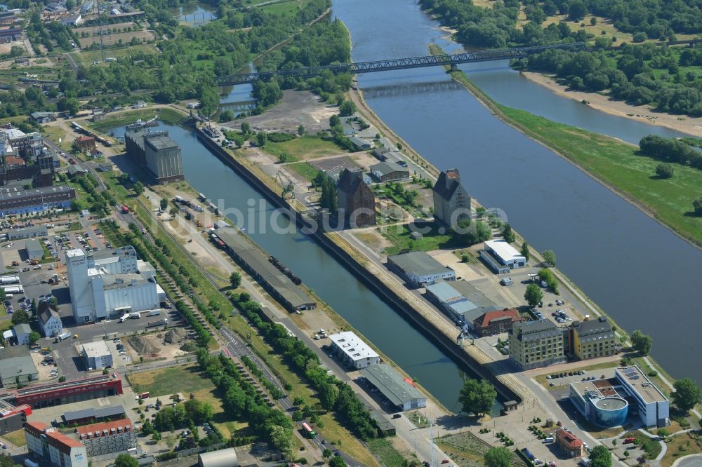 Magdeburg aus der Vogelperspektive: Kaianlagen und Schiffs- Anlegestellen mit Verlade- Terminals am Binnenhafen in Magdeburg im Bundesland Sachsen-Anhalt