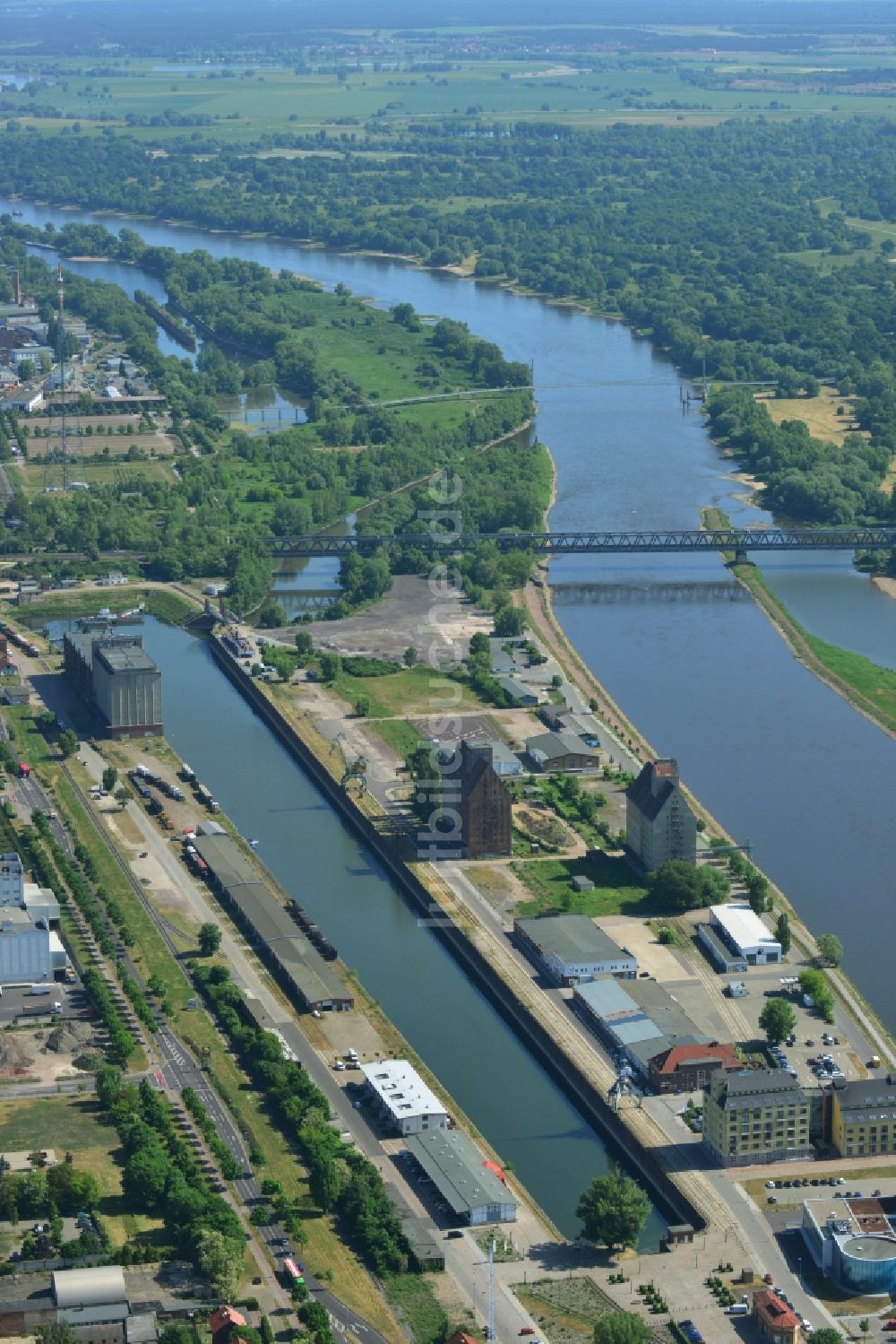 Luftbild Magdeburg - Kaianlagen und Schiffs- Anlegestellen mit Verlade- Terminals am Binnenhafen in Magdeburg im Bundesland Sachsen-Anhalt