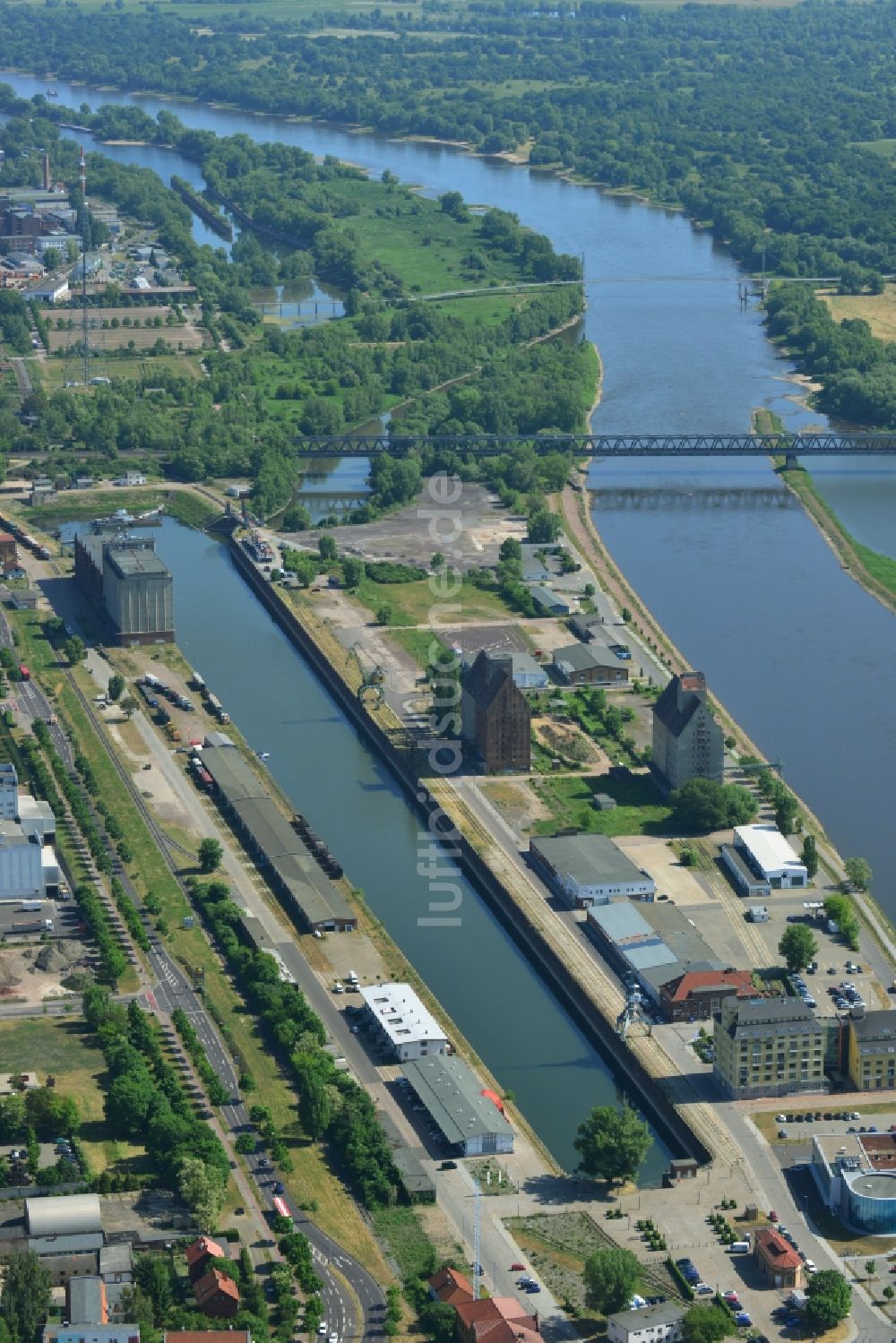 Luftaufnahme Magdeburg - Kaianlagen und Schiffs- Anlegestellen mit Verlade- Terminals am Binnenhafen in Magdeburg im Bundesland Sachsen-Anhalt