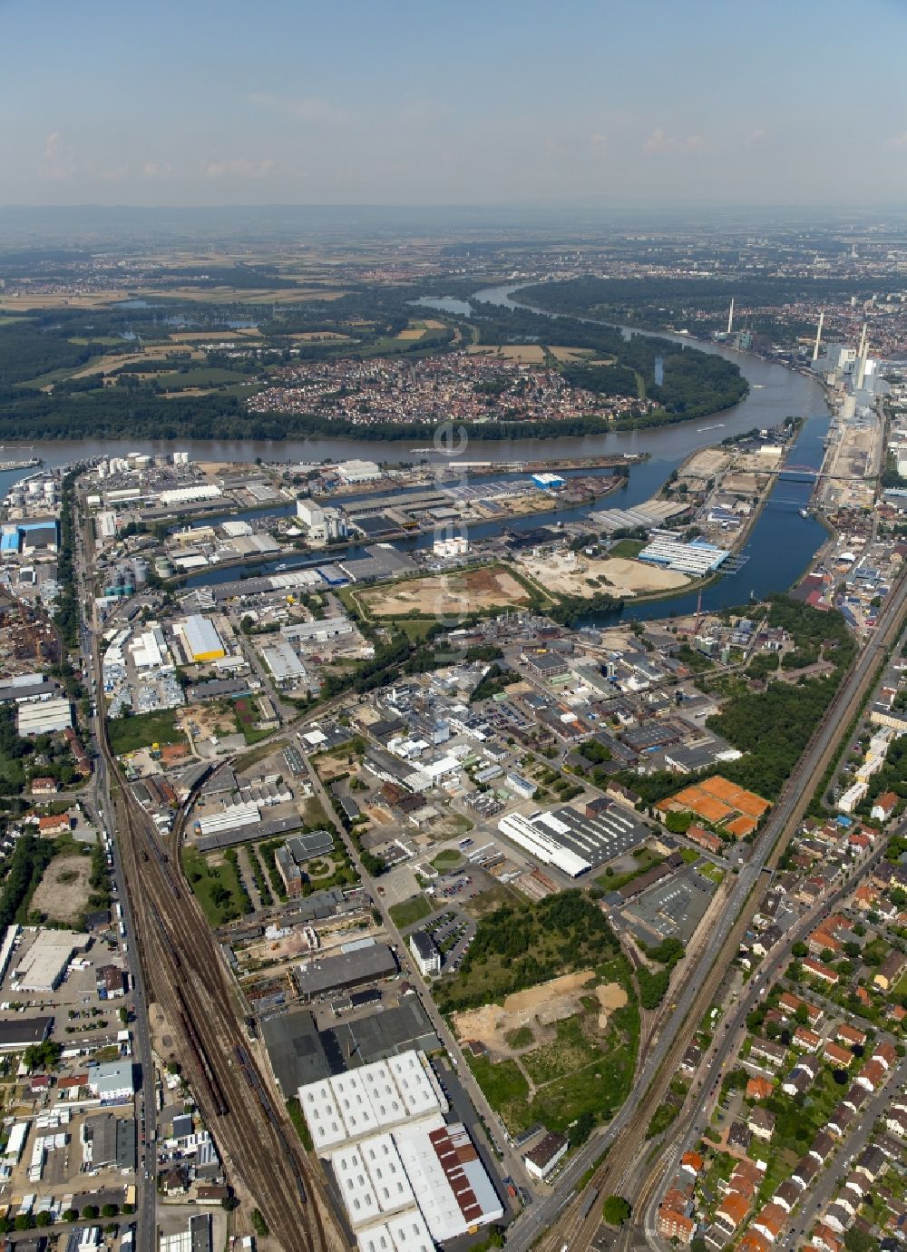 Mannheim von oben - Kaianlagen und Schiffs- Anlegestellen mit Verlade- Terminals am Binnenhafen in Mannheim im Bundesland Baden-Württemberg