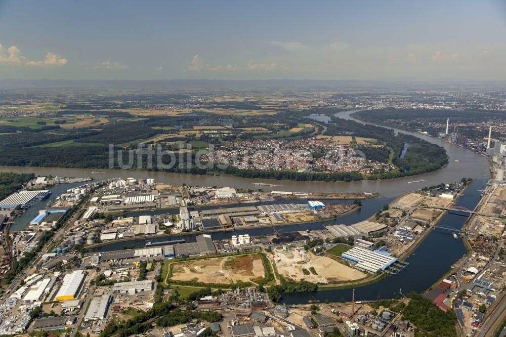 Mannheim aus der Vogelperspektive: Kaianlagen und Schiffs- Anlegestellen mit Verlade- Terminals am Binnenhafen in Mannheim im Bundesland Baden-Württemberg