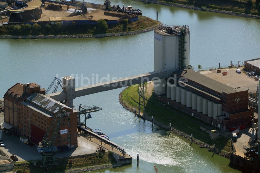 Luftaufnahme Mannheim - Kaianlagen und Schiffs- Anlegestellen mit Verlade- Terminals am Binnenhafen in Mannheim im Bundesland Baden-Württemberg