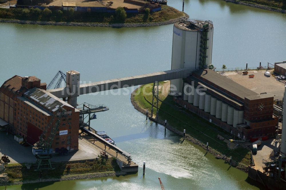 Mannheim von oben - Kaianlagen und Schiffs- Anlegestellen mit Verlade- Terminals am Binnenhafen in Mannheim im Bundesland Baden-Württemberg