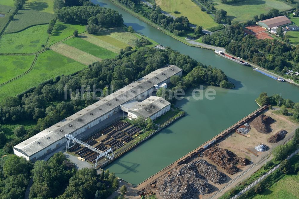 Luftbild Peine - Kaianlagen und Schiffs- Anlegestellen mit Verlade- Terminals am Binnenhafen des Mittellandkanales in Peine im Bundesland Niedersachsen