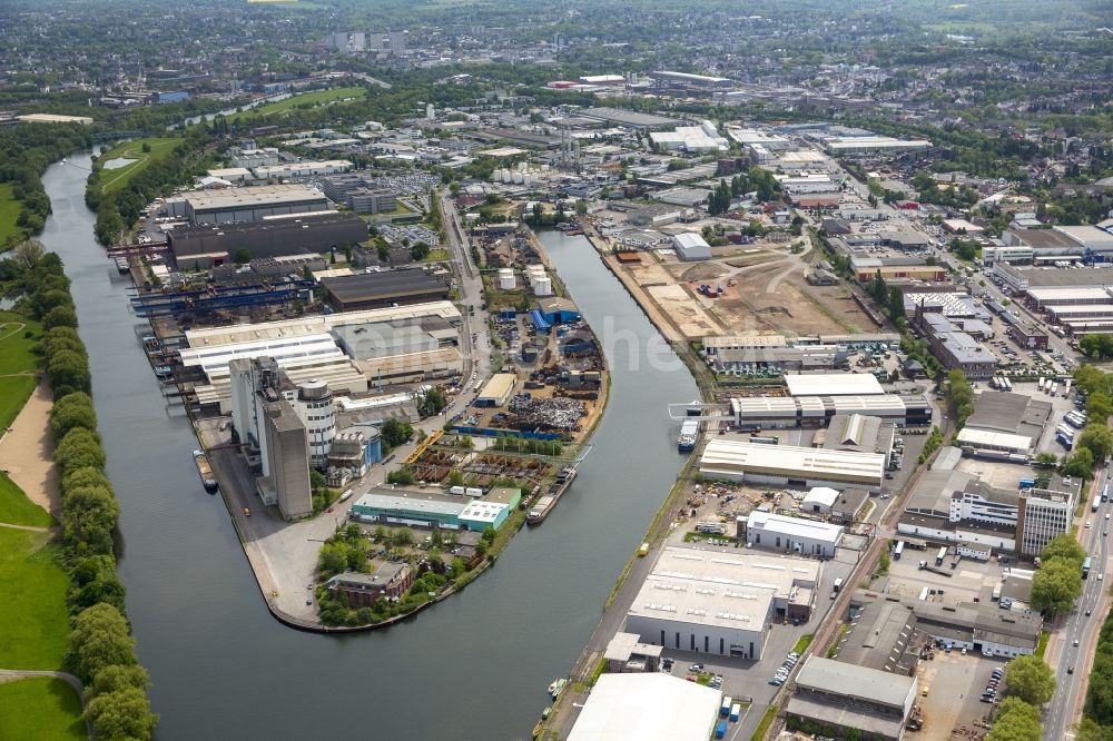 Luftaufnahme Mülheim an der Ruhr - Kaianlagen und Schiffs- Anlegestellen mit Verlade- Terminals am Binnenhafen in Mülheim an der Ruhr im Bundesland Nordrhein-Westfalen