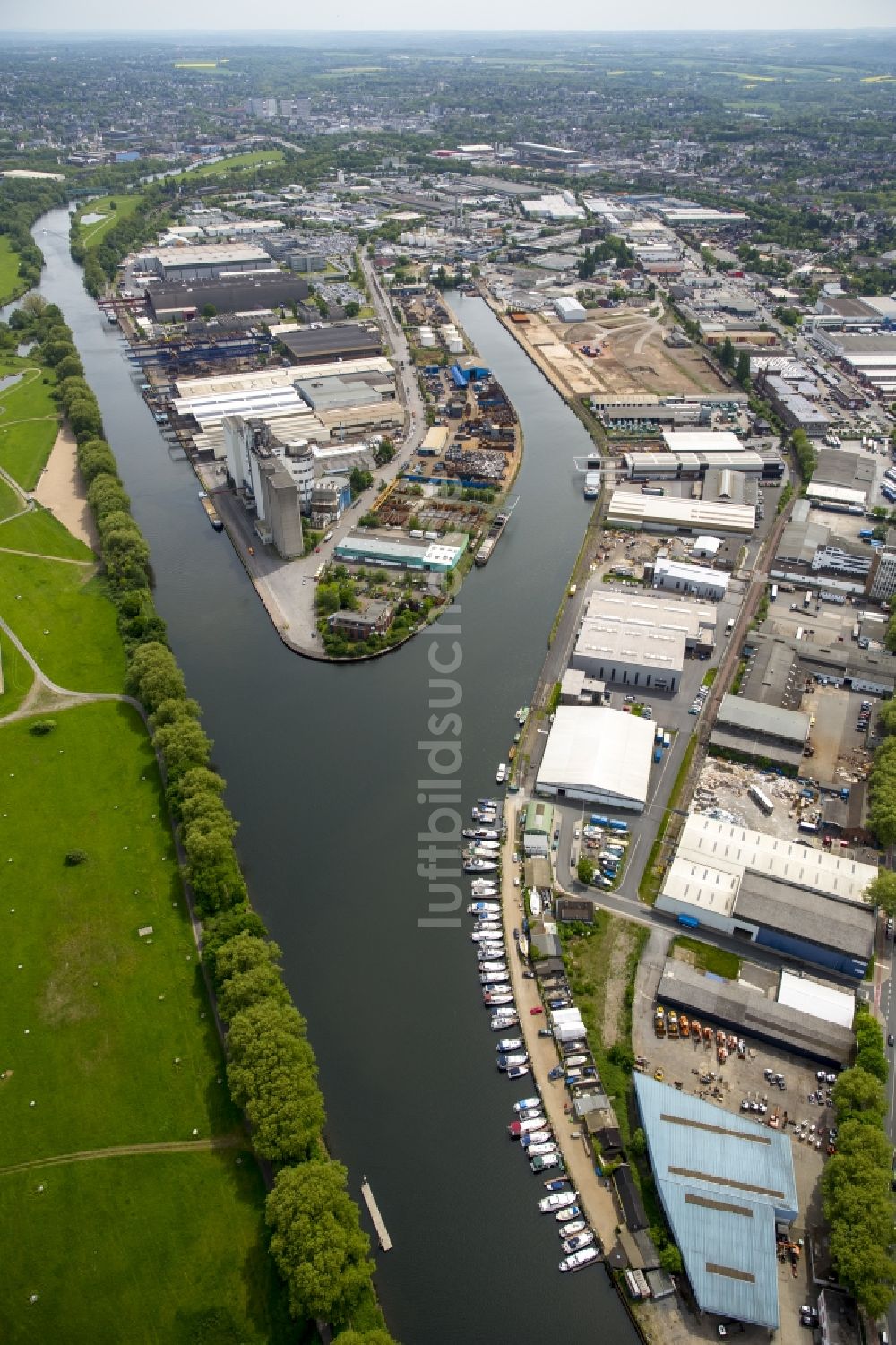 Luftbild Mülheim an der Ruhr - Kaianlagen und Schiffs- Anlegestellen mit Verlade- Terminals am Binnenhafen in Mülheim an der Ruhr im Bundesland Nordrhein-Westfalen