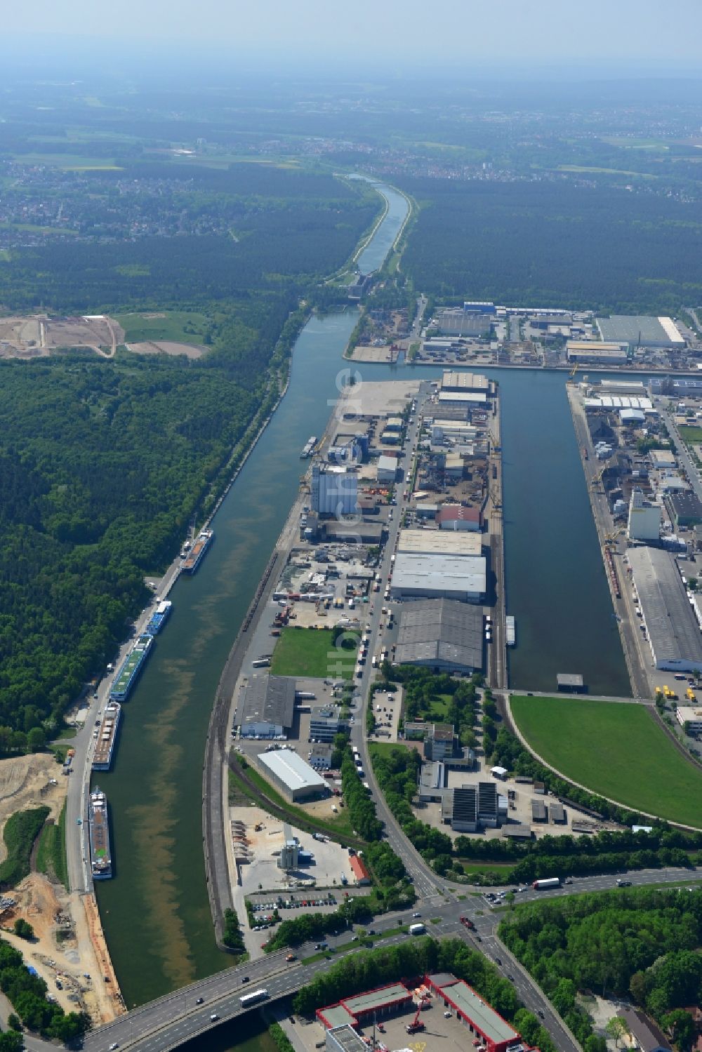 Luftaufnahme Nürnberg - Kaianlagen und Schiffs- Anlegestellen mit Verlade- Terminals am Binnenhafen in Nürnberg im Bundesland Bayern