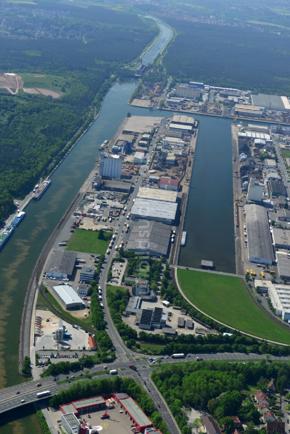 Nürnberg von oben - Kaianlagen und Schiffs- Anlegestellen mit Verlade- Terminals am Binnenhafen in Nürnberg im Bundesland Bayern