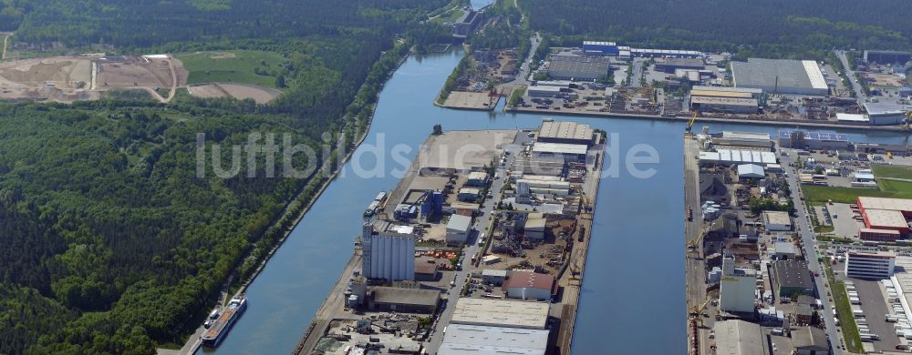 Nürnberg aus der Vogelperspektive: Kaianlagen und Schiffs- Anlegestellen mit Verlade- Terminals am Binnenhafen in Nürnberg im Bundesland Bayern