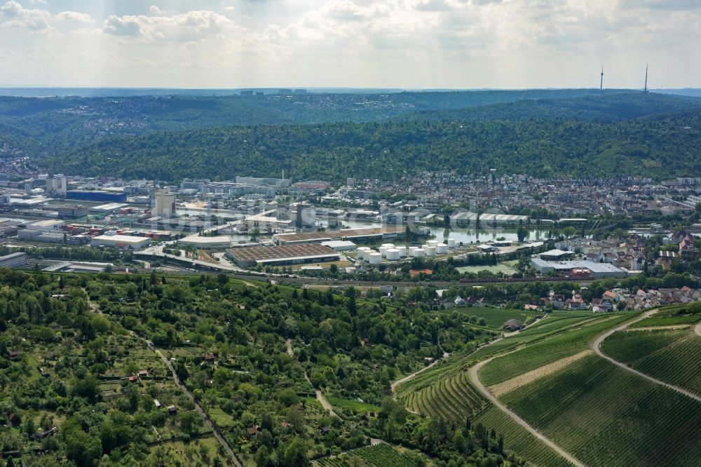 Stuttgart von oben - Kaianlagen und Schiffs- Anlegestellen mit Verlade- Terminals am Binnenhafen in Stuttgart am Neckar im Bundesland Baden-Württemberg