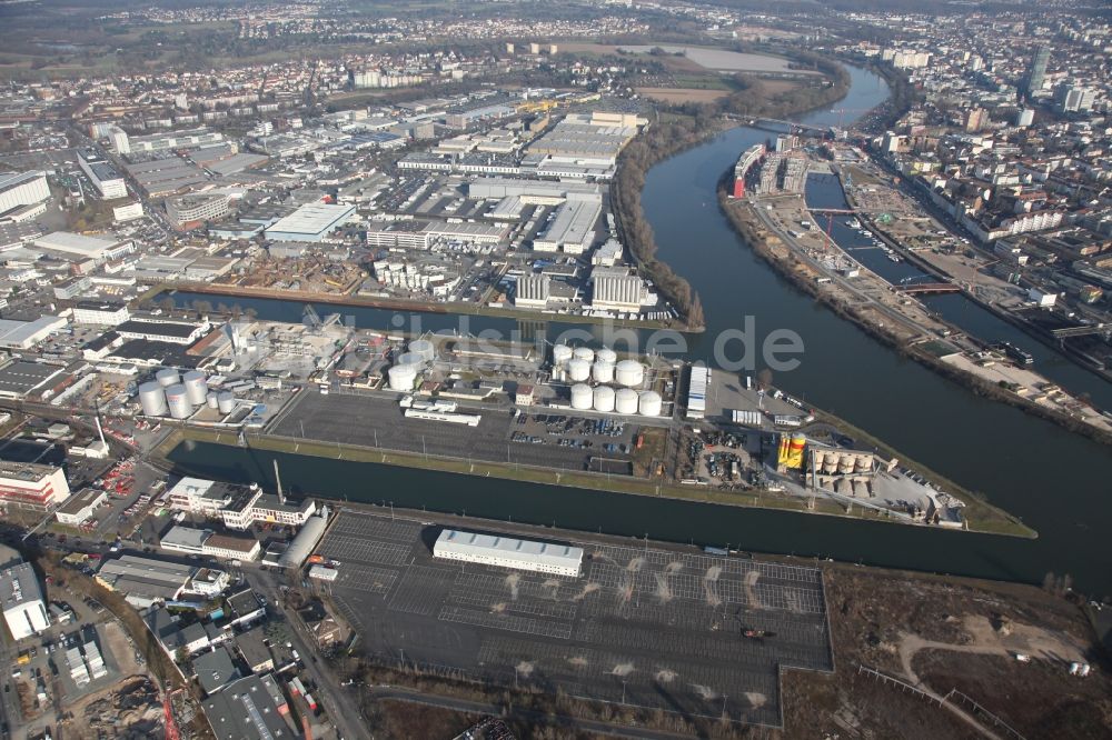 Frankfurt am Main von oben - Kaianlagen und Schiffs- Anlegestellen mit Verlade- Terminals am Osthafen in Frankfurt am Main im Bundesland Hessen