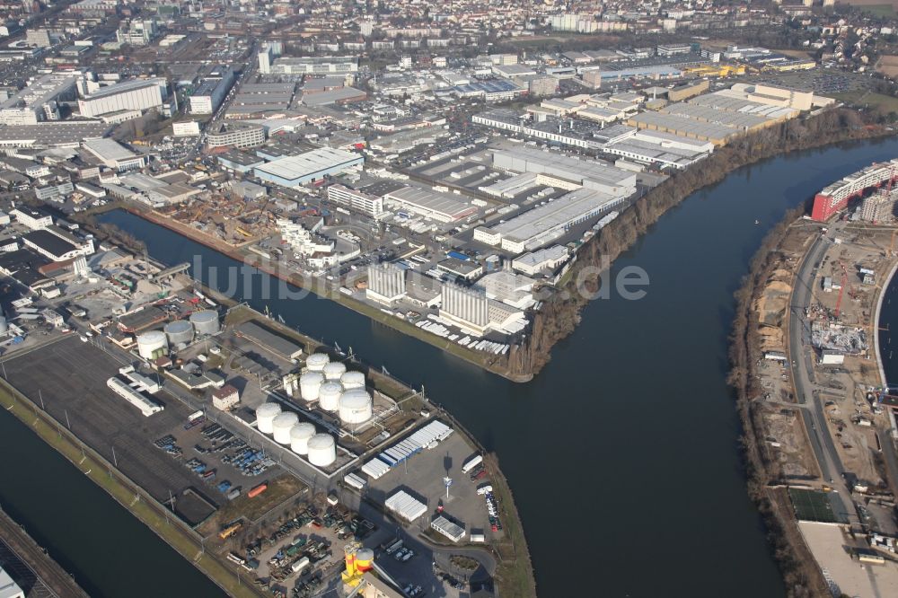 Luftaufnahme Frankfurt am Main - Kaianlagen und Schiffs- Anlegestellen mit Verlade- Terminals am Osthafen in Frankfurt am Main im Bundesland Hessen