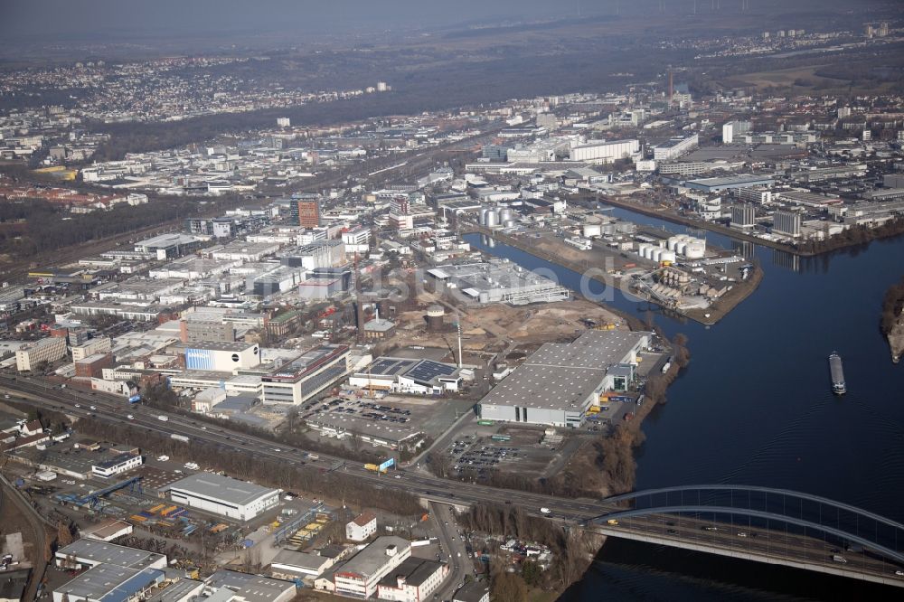 Frankfurt am Main aus der Vogelperspektive: Kaianlagen und Schiffs- Anlegestellen mit Verlade- Terminals am Osthafen in Frankfurt am Main im Bundesland Hessen