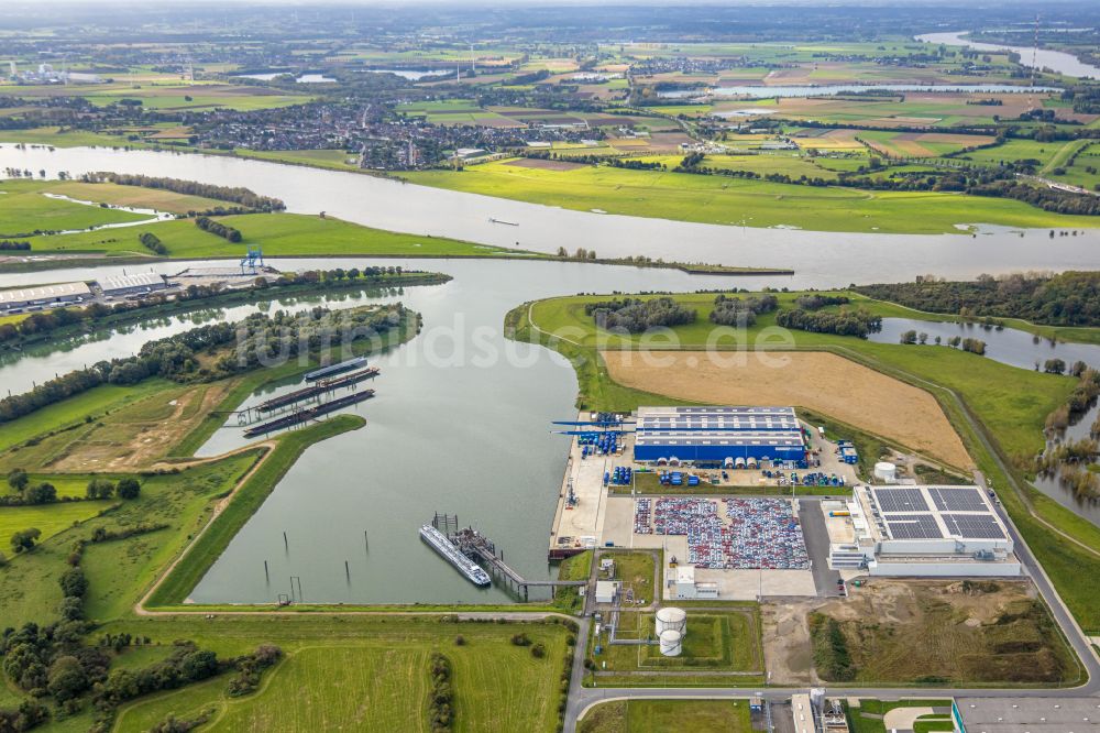 Wesel aus der Vogelperspektive: Kaianlagen und Schiffs- Anlegestellen mit Verlade- Terminals am Rhein-Lippe-Hafen in Wesel im Bundesland Nordrhein-Westfalen, Deutschland