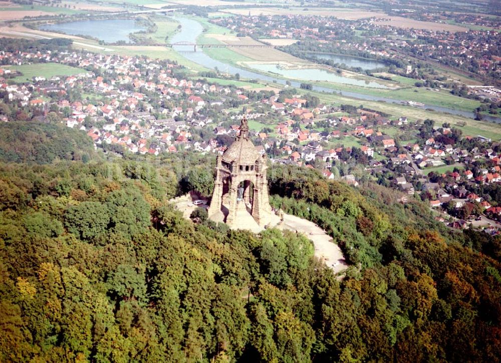  Porta Westfalica aus der Vogelperspektive: Kaiser - Denkmal Porta Westfalica Stadt Porta Westfalica - Der Bürgermeister - Kempstraße 1 32457 Porta Westfalica Tel