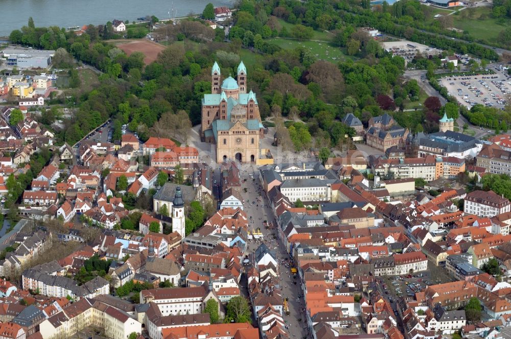 Speyer aus der Vogelperspektive: Kaiser- und Mariendom zu Speyer in Rheinland-Pfalz