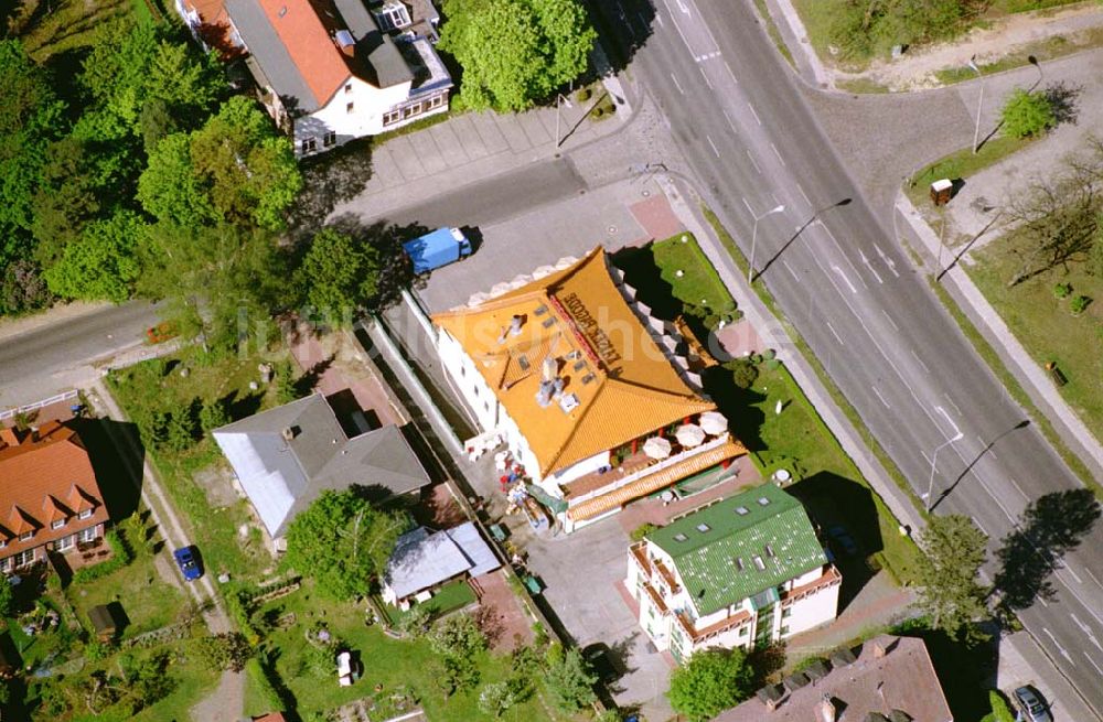 Stahnsdorf / Brandenburg aus der Vogelperspektive: Kaiser-Pagode (China-Restaurant) Ort: Stahnsdorf / Brandenburg Datum: 05.05.03