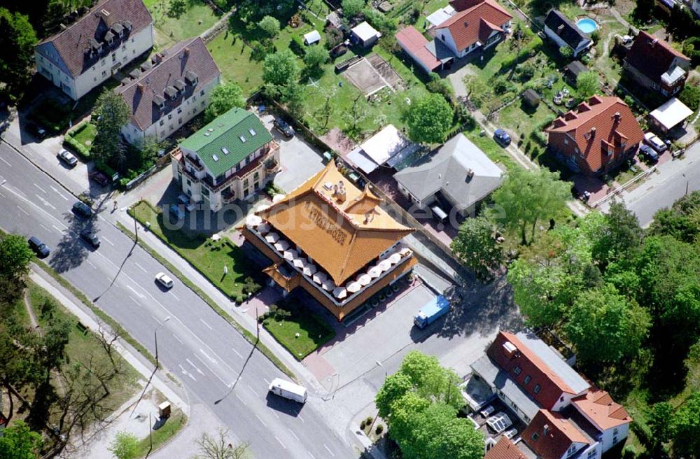 Stahnsdorf / Brandenburg aus der Vogelperspektive: Kaiser-Pagode (China-Restaurant) Ort: Stahnsdorf / Brandenburg Datum: 05.05.03